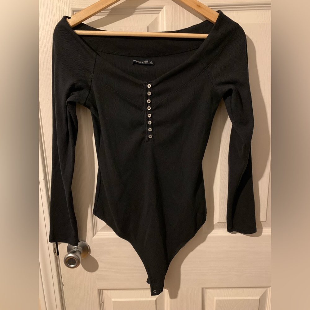 ABERCROMBIE BODYSUIT LONG SLEEVE FRONT BUTTONS